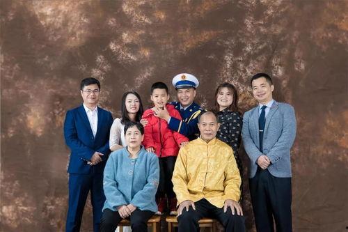 火国爆料全家福视频,家族成员齐聚一堂，温馨瞬间感动网友  第1张